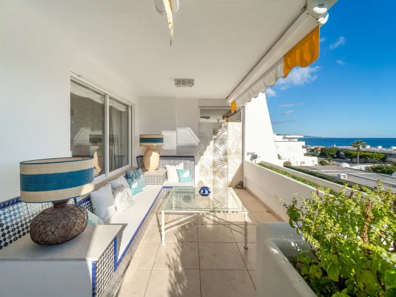 A unique opportunity to acquire a completely renovated apartment on the beachfront in the exclusive development known as El Beach of Guadalmina, one of the most emblematic in Marbella. A preferred destination for the high bourgeoisie from Madrid and the B