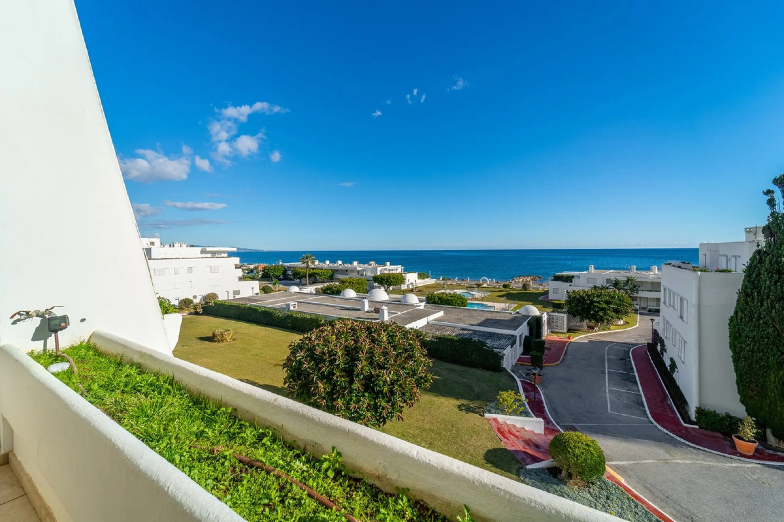 A unique opportunity to acquire a completely renovated apartment on the beachfront in the exclusive development known as El Beach of Guadalmina, one of the most emblematic in Marbella. A preferred destination for the high bourgeoisie from Madrid and the B