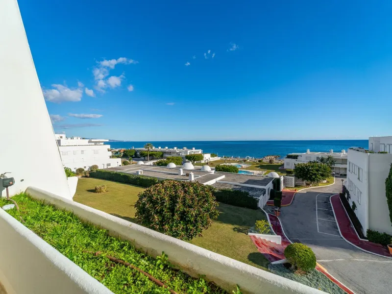 A unique opportunity to acquire a completely renovated apartment on the beachfront in the exclusive development known as El Beach of Guadalmina, one of the most emblematic in Marbella. A preferred destination for the high bourgeoisie from Madrid and the B