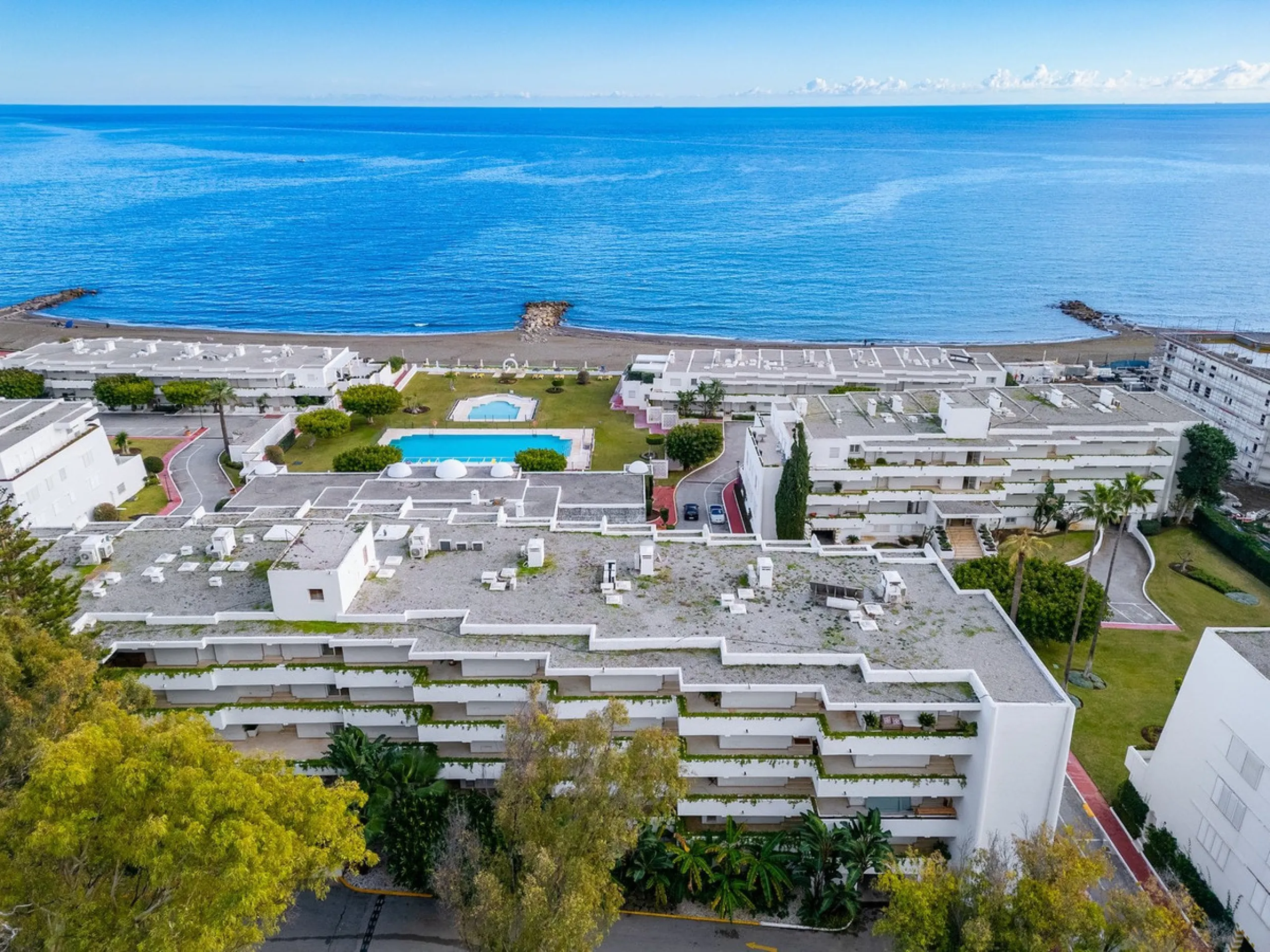 A unique opportunity to acquire a completely renovated apartment on the beachfront in the exclusive development known as El Beach of Guadalmina, one of the most emblematic in Marbella. A preferred destination for the high bourgeoisie from Madrid and the B