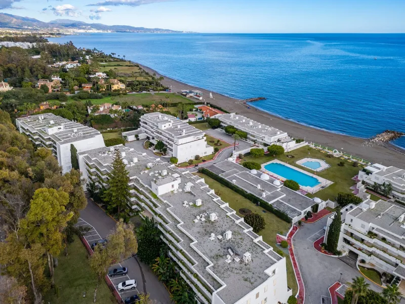 A unique opportunity to acquire a completely renovated apartment on the beachfront in the exclusive development known as El Beach of Guadalmina, one of the most emblematic in Marbella. A preferred destination for the high bourgeoisie from Madrid and the B
