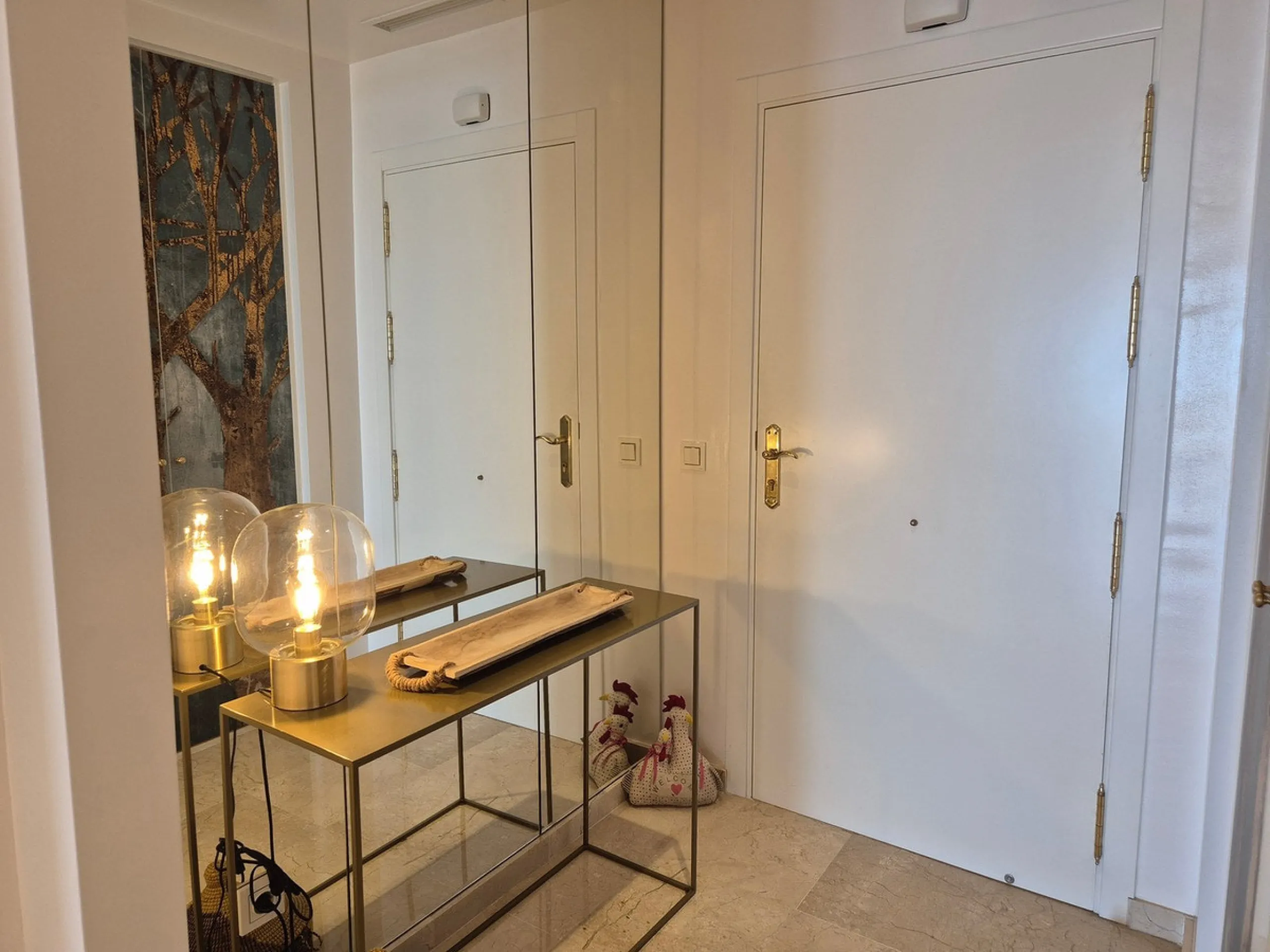 A unique opportunity to acquire a completely renovated apartment on the beachfront in the exclusive development known as El Beach of Guadalmina, one of the most emblematic in Marbella. A preferred destination for the high bourgeoisie from Madrid and the B