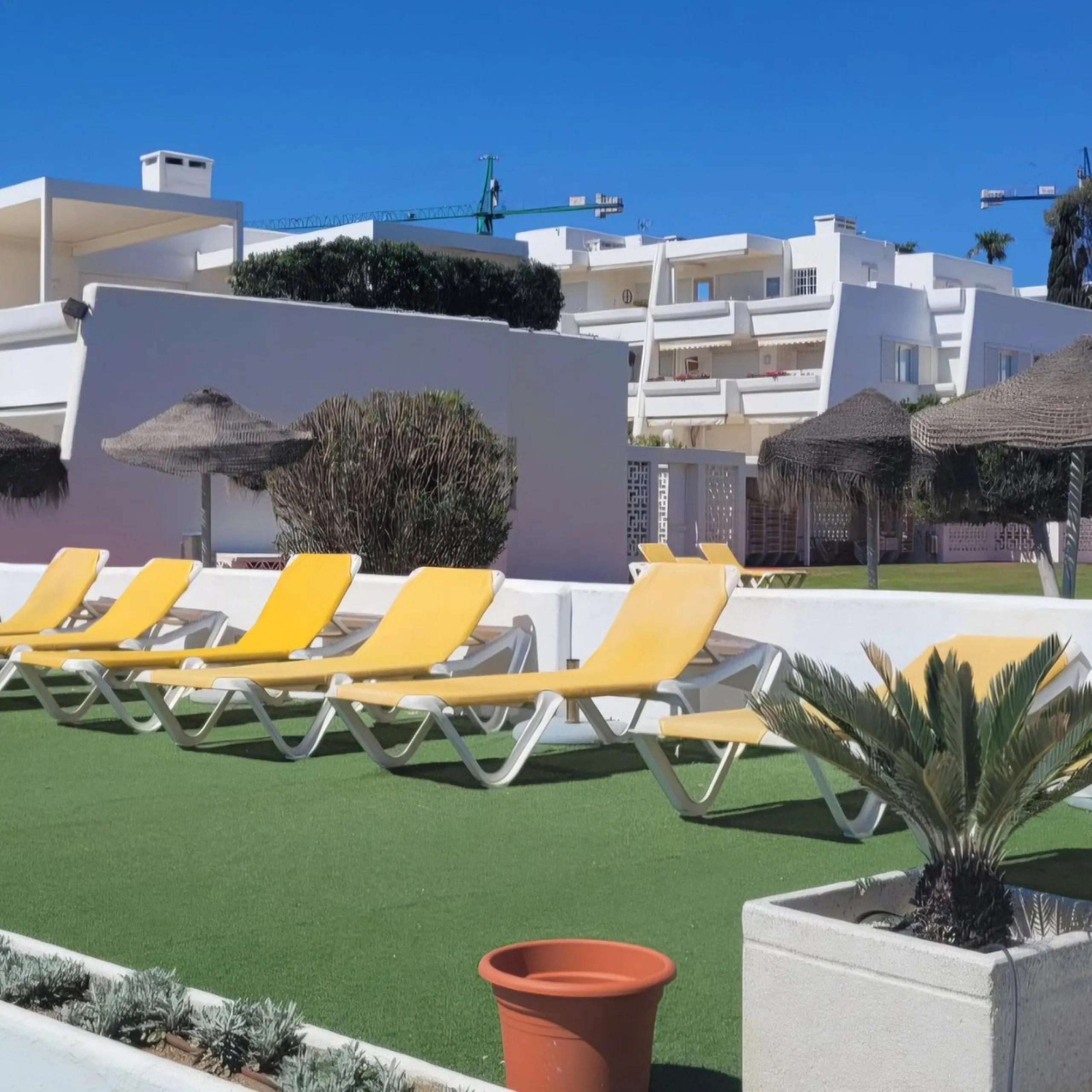 A unique opportunity to acquire a completely renovated apartment on the beachfront in the exclusive development known as El Beach of Guadalmina, one of the most emblematic in Marbella. A preferred destination for the high bourgeoisie from Madrid and the B