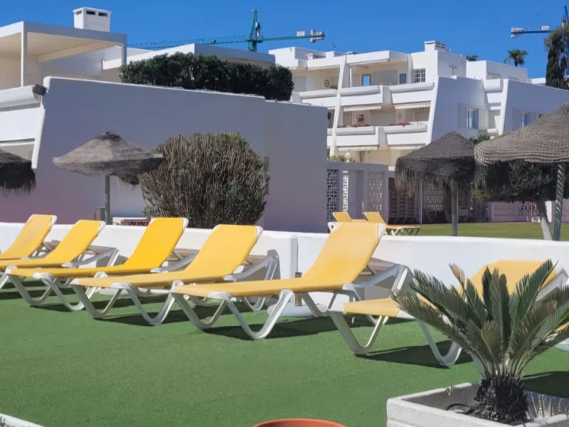 A unique opportunity to acquire a completely renovated apartment on the beachfront in the exclusive development known as El Beach of Guadalmina, one of the most emblematic in Marbella. A preferred destination for the high bourgeoisie from Madrid and the B
