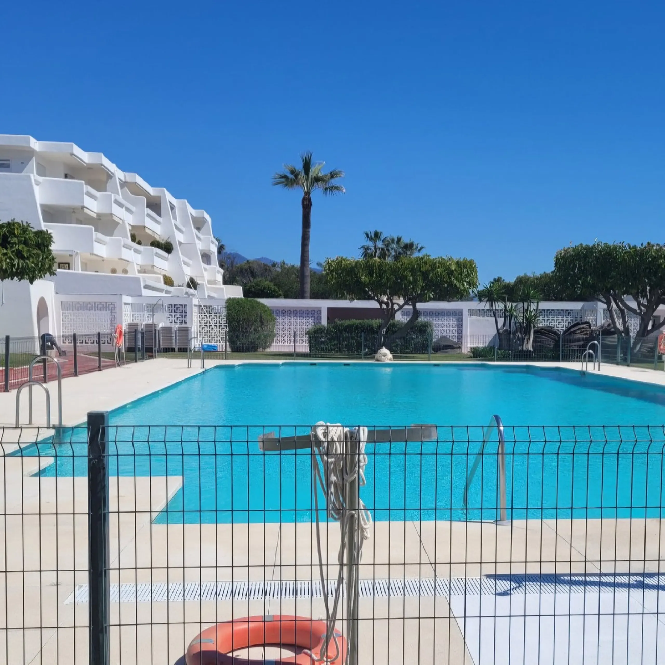 A unique opportunity to acquire a completely renovated apartment on the beachfront in the exclusive development known as El Beach of Guadalmina, one of the most emblematic in Marbella. A preferred destination for the high bourgeoisie from Madrid and the B