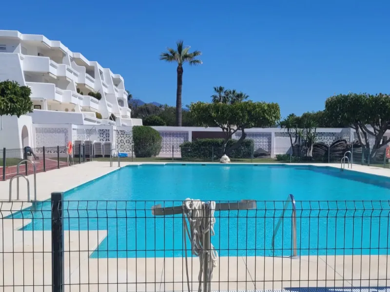 A unique opportunity to acquire a completely renovated apartment on the beachfront in the exclusive development known as El Beach of Guadalmina, one of the most emblematic in Marbella. A preferred destination for the high bourgeoisie from Madrid and the B