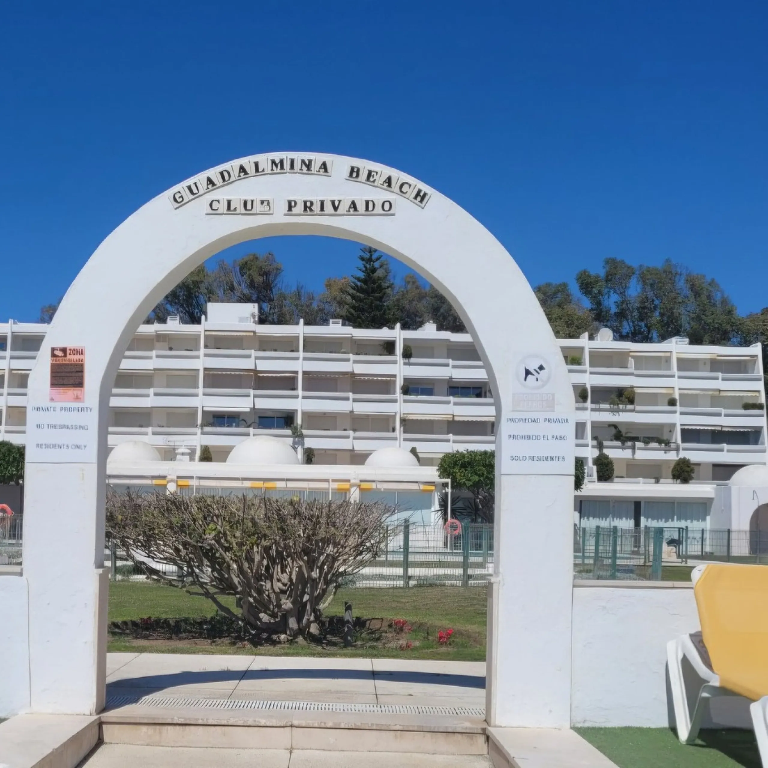 A unique opportunity to acquire a completely renovated apartment on the beachfront in the exclusive development known as El Beach of Guadalmina, one of the most emblematic in Marbella. A preferred destination for the high bourgeoisie from Madrid and the B