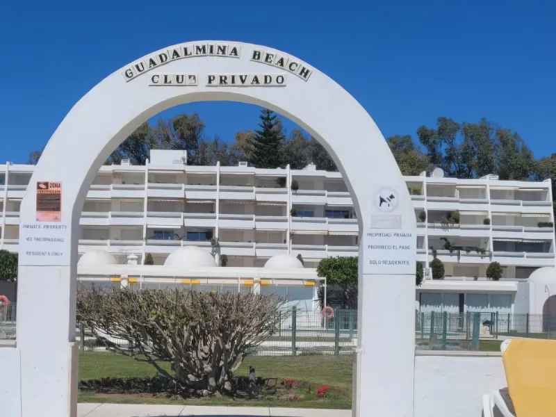 A unique opportunity to acquire a completely renovated apartment on the beachfront in the exclusive development known as El Beach of Guadalmina, one of the most emblematic in Marbella. A preferred destination for the high bourgeoisie from Madrid and the B
