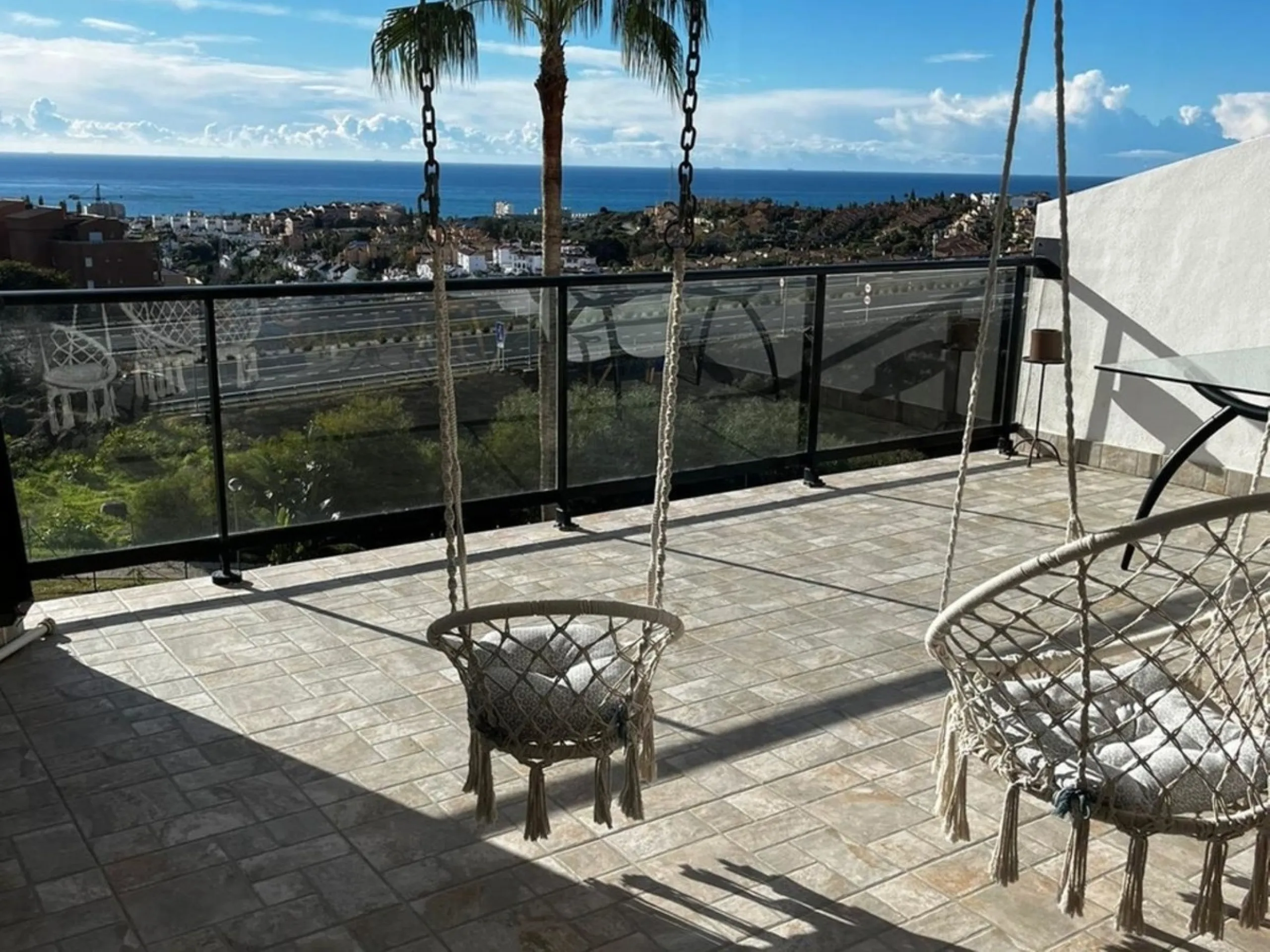 This beautifully updated second‑floor apartment in the desirable urbanisation of Hollywood Hills, Riviera del Sol, combines modern comfort with an inviting coastal atmosphere. Fully renovated in 2022, the property offers three bedrooms and two bathrooms, 