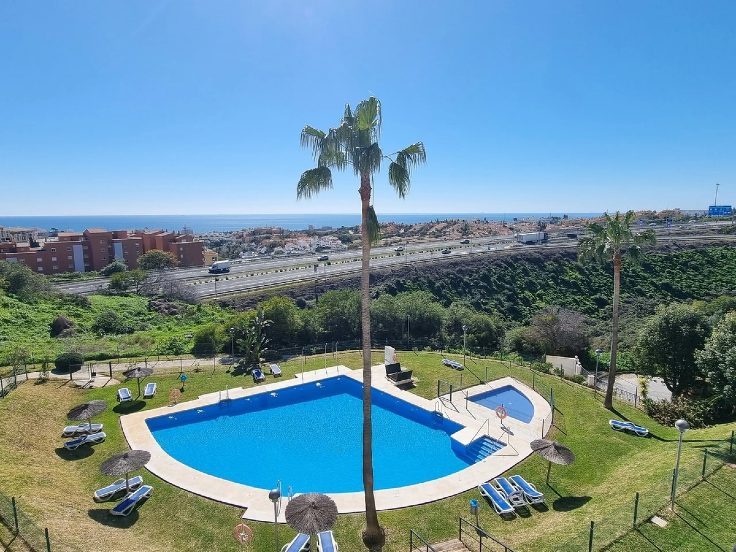 This beautifully updated second‑floor apartment in the desirable urbanisation of Hollywood Hills, Riviera del Sol, combines modern comfort with an inviting coastal atmosphere. Fully renovated in 2022, the property offers three bedrooms and two bathrooms, 