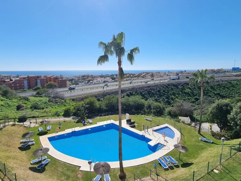 This beautifully updated second‑floor apartment in the desirable urbanisation of Hollywood Hills, Riviera del Sol, combines modern comfort with an inviting coastal atmosphere. Fully renovated in 2022, the property offers three bedrooms and two bathrooms, 