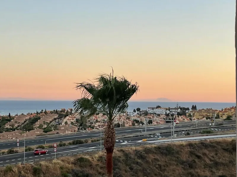 This beautifully updated second‑floor apartment in the desirable urbanisation of Hollywood Hills, Riviera del Sol, combines modern comfort with an inviting coastal atmosphere. Fully renovated in 2022, the property offers three bedrooms and two bathrooms, 