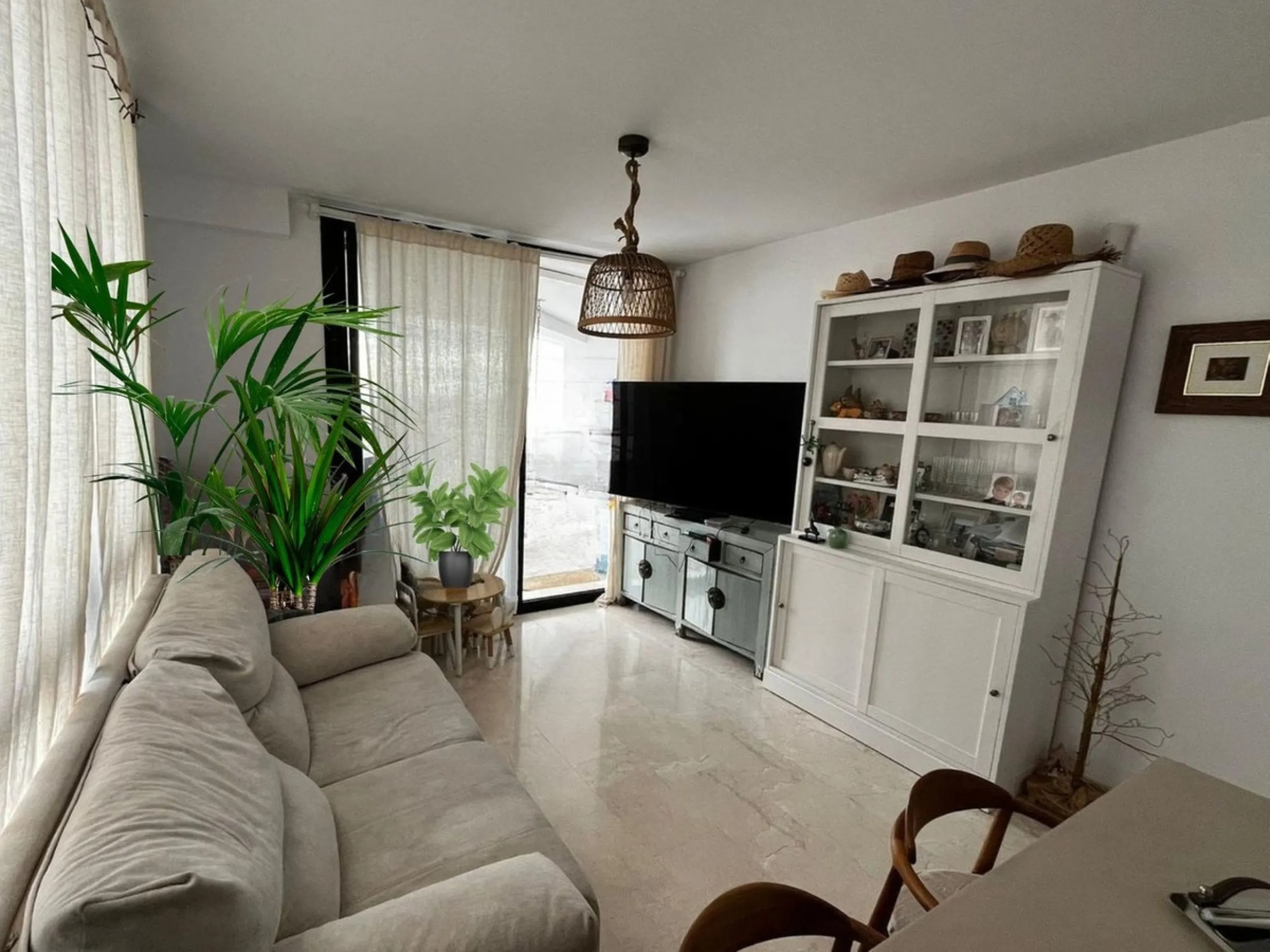 This beautifully updated second‑floor apartment in the desirable urbanisation of Hollywood Hills, Riviera del Sol, combines modern comfort with an inviting coastal atmosphere. Fully renovated in 2022, the property offers three bedrooms and two bathrooms, 
