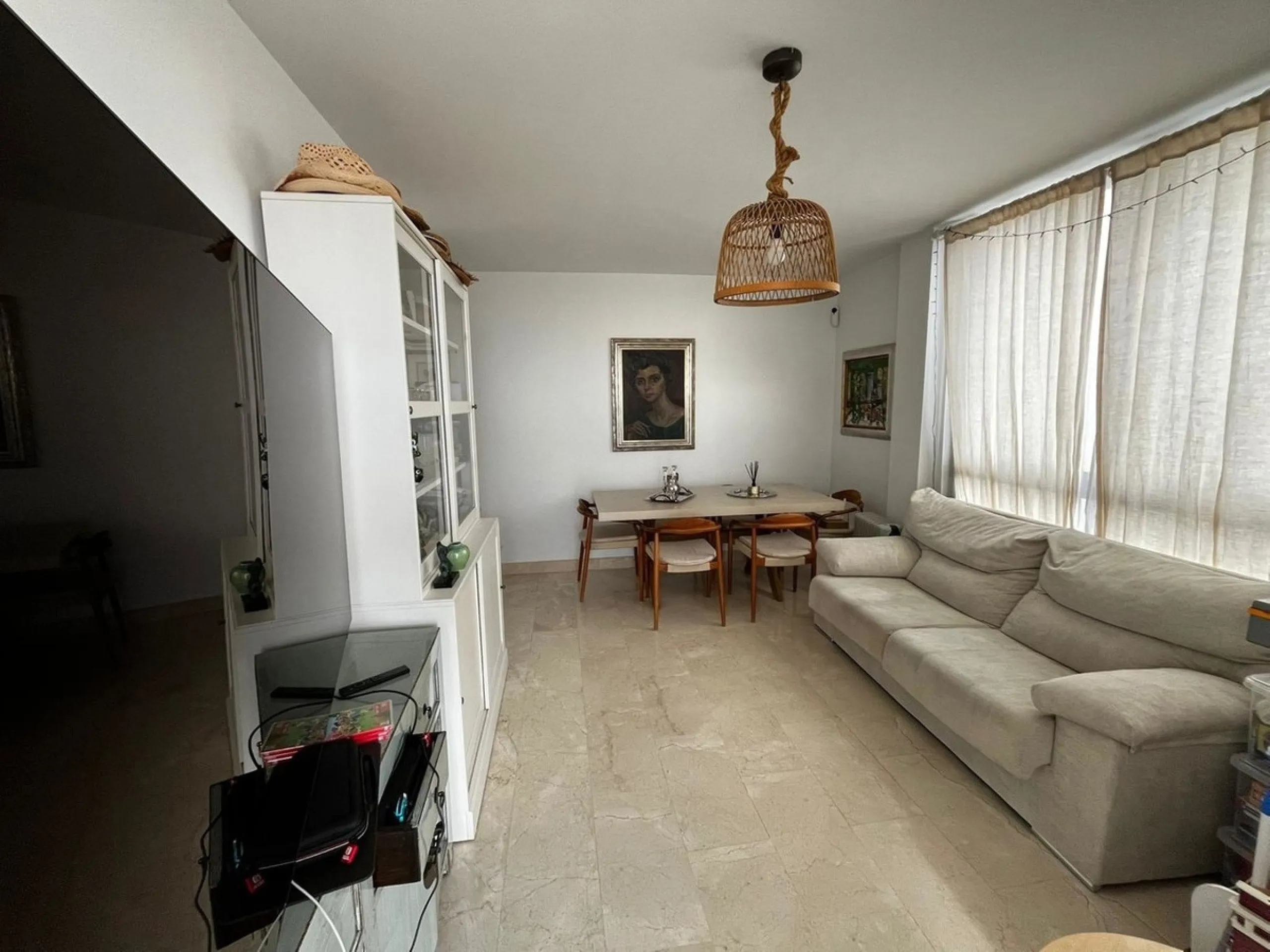 This beautifully updated second‑floor apartment in the desirable urbanisation of Hollywood Hills, Riviera del Sol, combines modern comfort with an inviting coastal atmosphere. Fully renovated in 2022, the property offers three bedrooms and two bathrooms, 