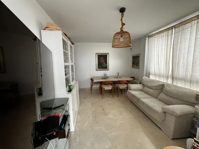 This beautifully updated second‑floor apartment in the desirable urbanisation of Hollywood Hills, Riviera del Sol, combines modern comfort with an inviting coastal atmosphere. Fully renovated in 2022, the property offers three bedrooms and two bathrooms, 