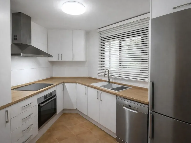 This beautifully updated second‑floor apartment in the desirable urbanisation of Hollywood Hills, Riviera del Sol, combines modern comfort with an inviting coastal atmosphere. Fully renovated in 2022, the property offers three bedrooms and two bathrooms, 