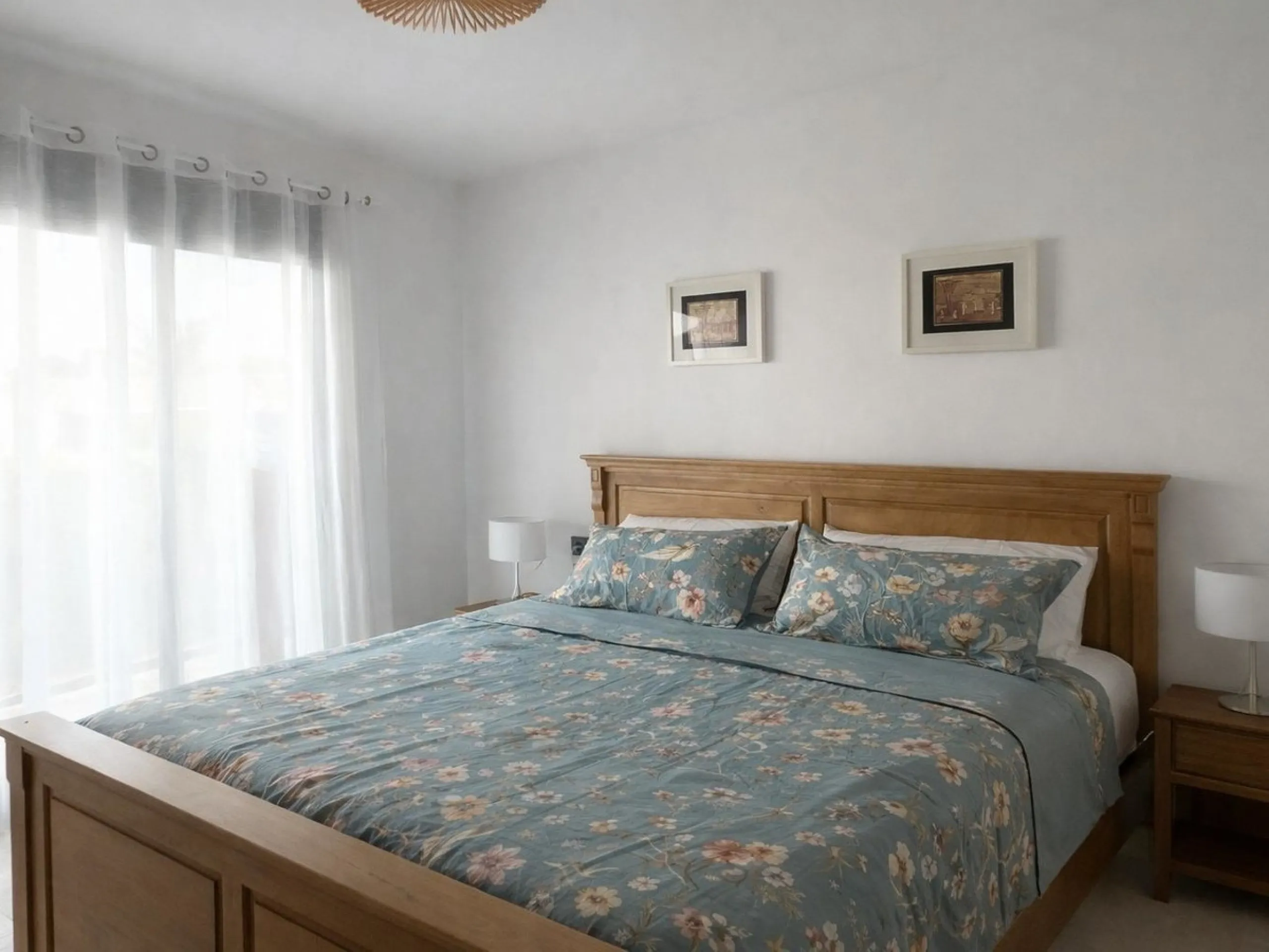 This beautifully updated second‑floor apartment in the desirable urbanisation of Hollywood Hills, Riviera del Sol, combines modern comfort with an inviting coastal atmosphere. Fully renovated in 2022, the property offers three bedrooms and two bathrooms, 