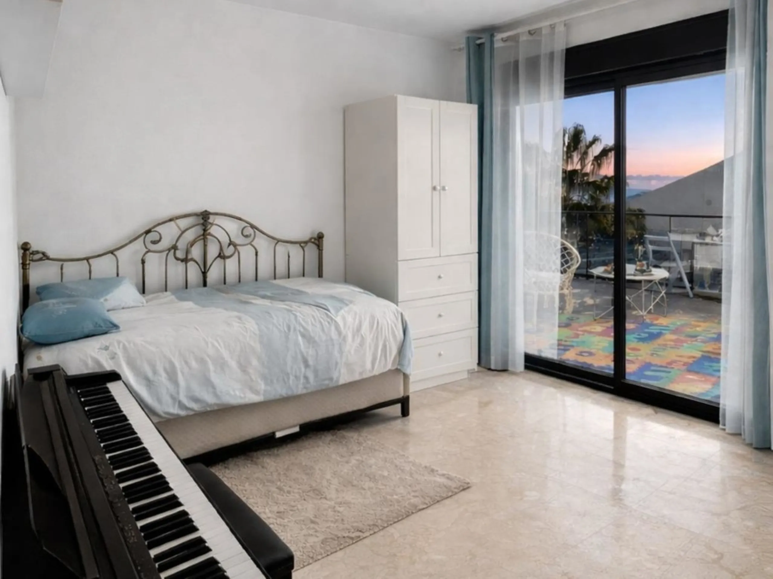 This beautifully updated second‑floor apartment in the desirable urbanisation of Hollywood Hills, Riviera del Sol, combines modern comfort with an inviting coastal atmosphere. Fully renovated in 2022, the property offers three bedrooms and two bathrooms, 