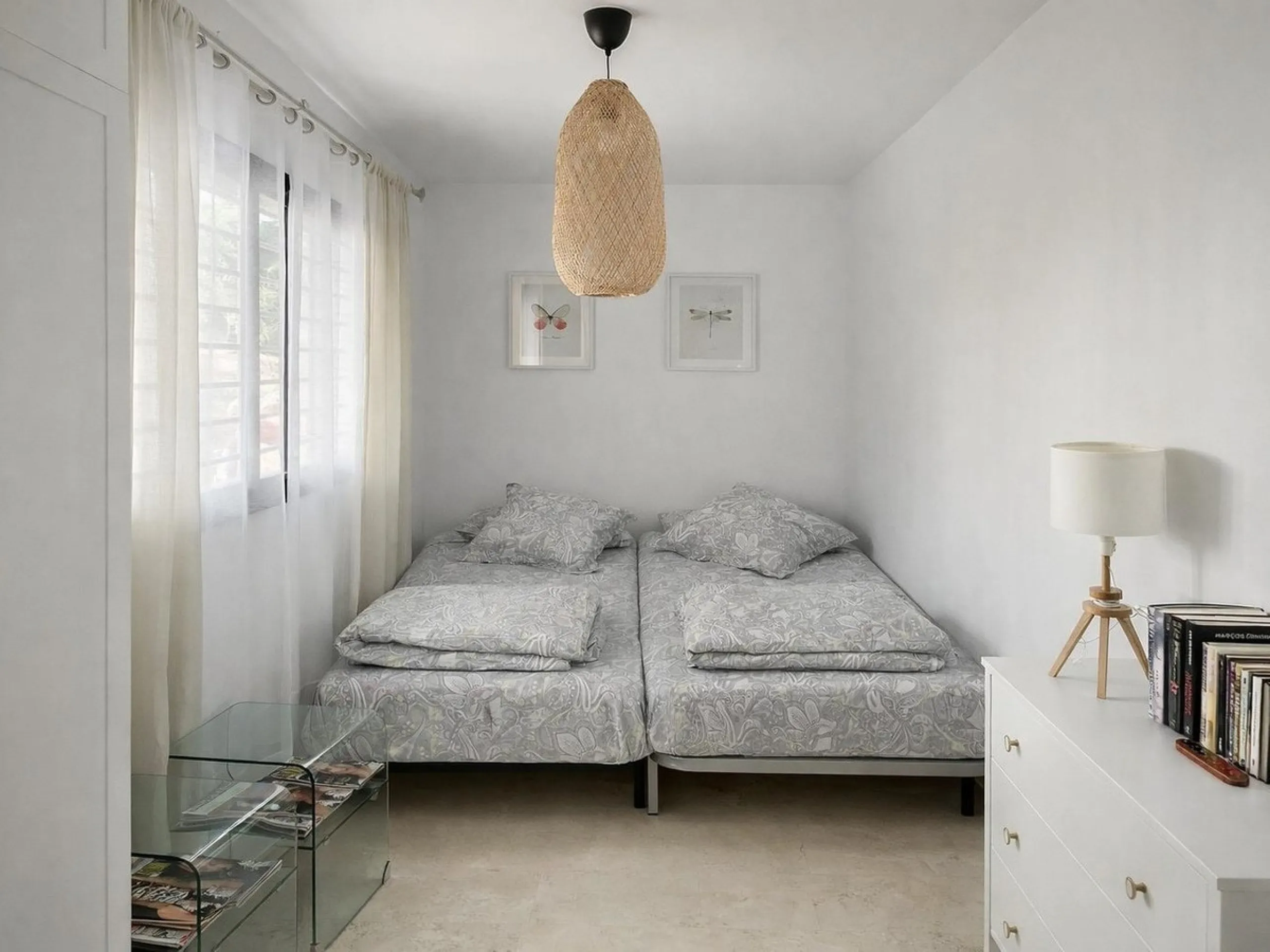 This beautifully updated second‑floor apartment in the desirable urbanisation of Hollywood Hills, Riviera del Sol, combines modern comfort with an inviting coastal atmosphere. Fully renovated in 2022, the property offers three bedrooms and two bathrooms, 