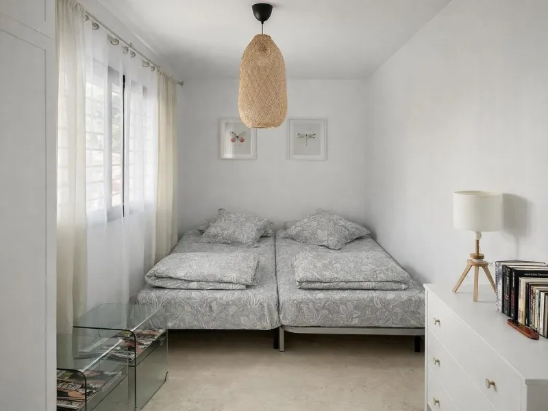 This beautifully updated second‑floor apartment in the desirable urbanisation of Hollywood Hills, Riviera del Sol, combines modern comfort with an inviting coastal atmosphere. Fully renovated in 2022, the property offers three bedrooms and two bathrooms, 