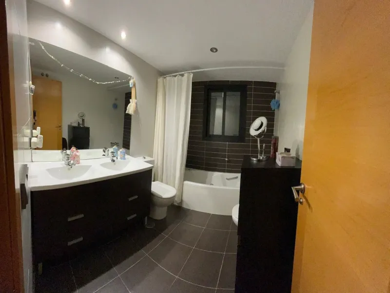 This beautifully updated second‑floor apartment in the desirable urbanisation of Hollywood Hills, Riviera del Sol, combines modern comfort with an inviting coastal atmosphere. Fully renovated in 2022, the property offers three bedrooms and two bathrooms, 