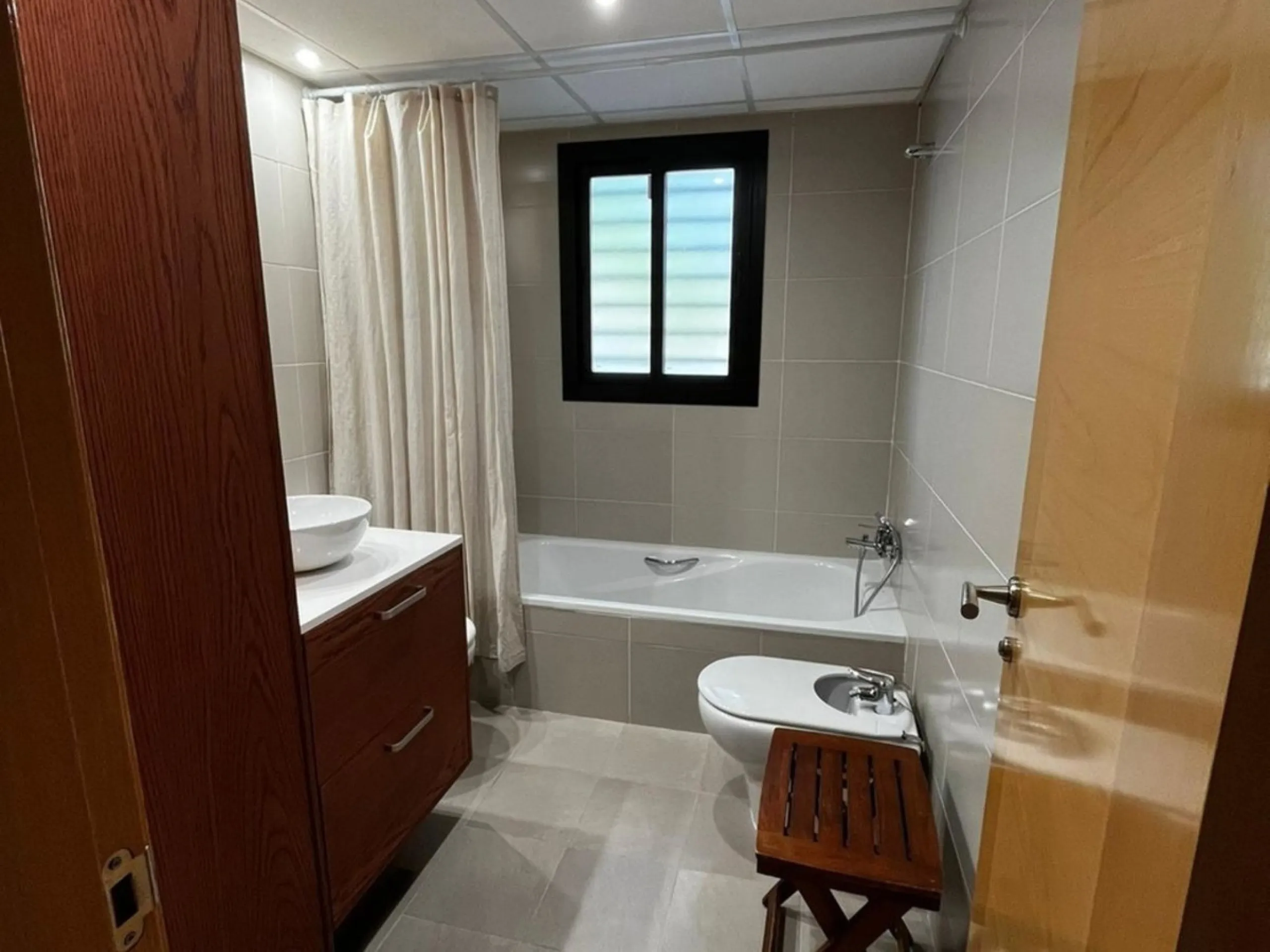 This beautifully updated second‑floor apartment in the desirable urbanisation of Hollywood Hills, Riviera del Sol, combines modern comfort with an inviting coastal atmosphere. Fully renovated in 2022, the property offers three bedrooms and two bathrooms, 