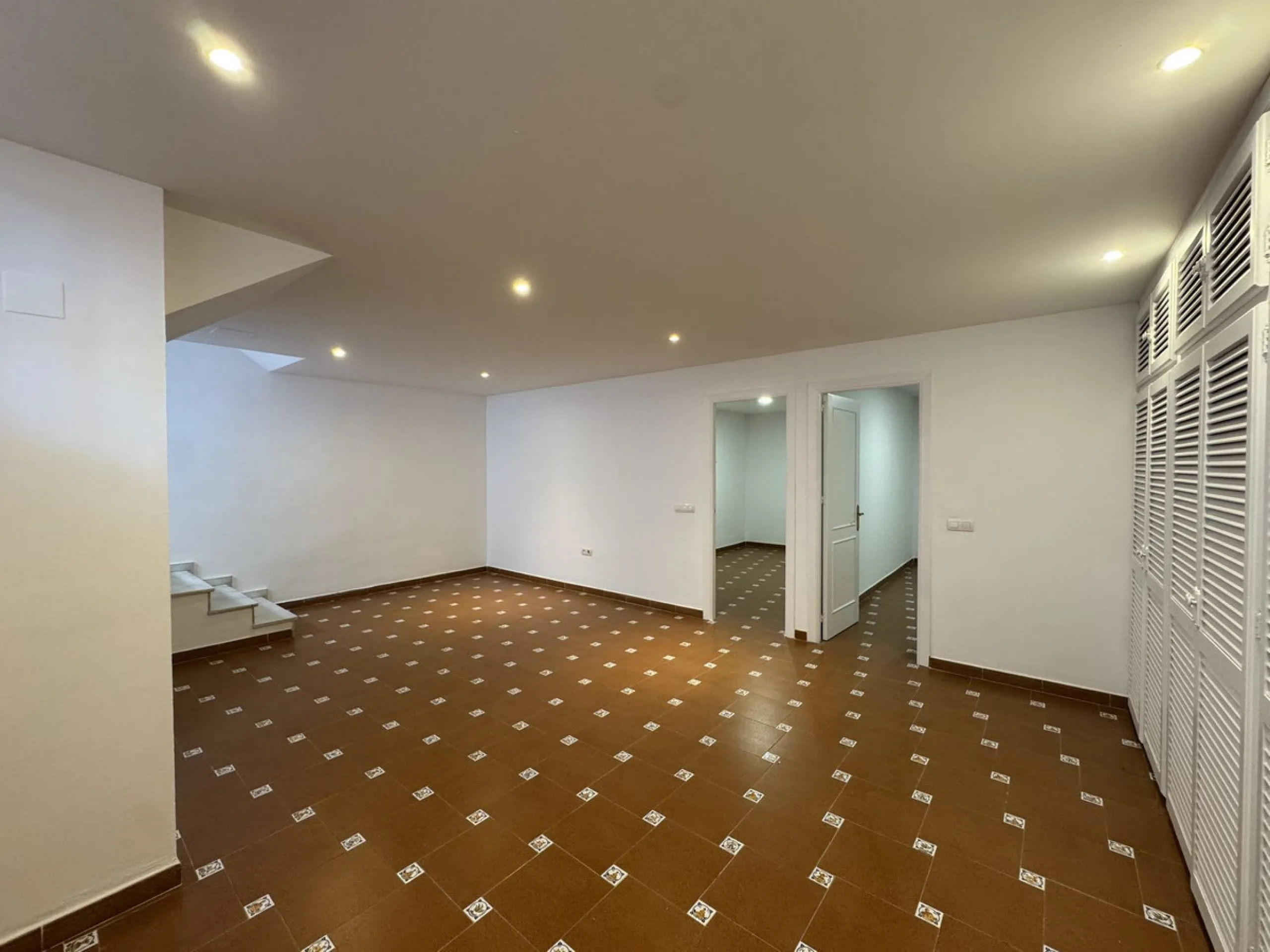 Exclusive townhouse in Marbella with sea views and prime location