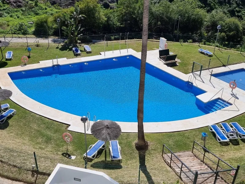 This beautifully updated second‑floor apartment in the desirable urbanisation of Hollywood Hills, Riviera del Sol, combines modern comfort with an inviting coastal atmosphere. Fully renovated in 2022, the property offers three bedrooms and two bathrooms, 