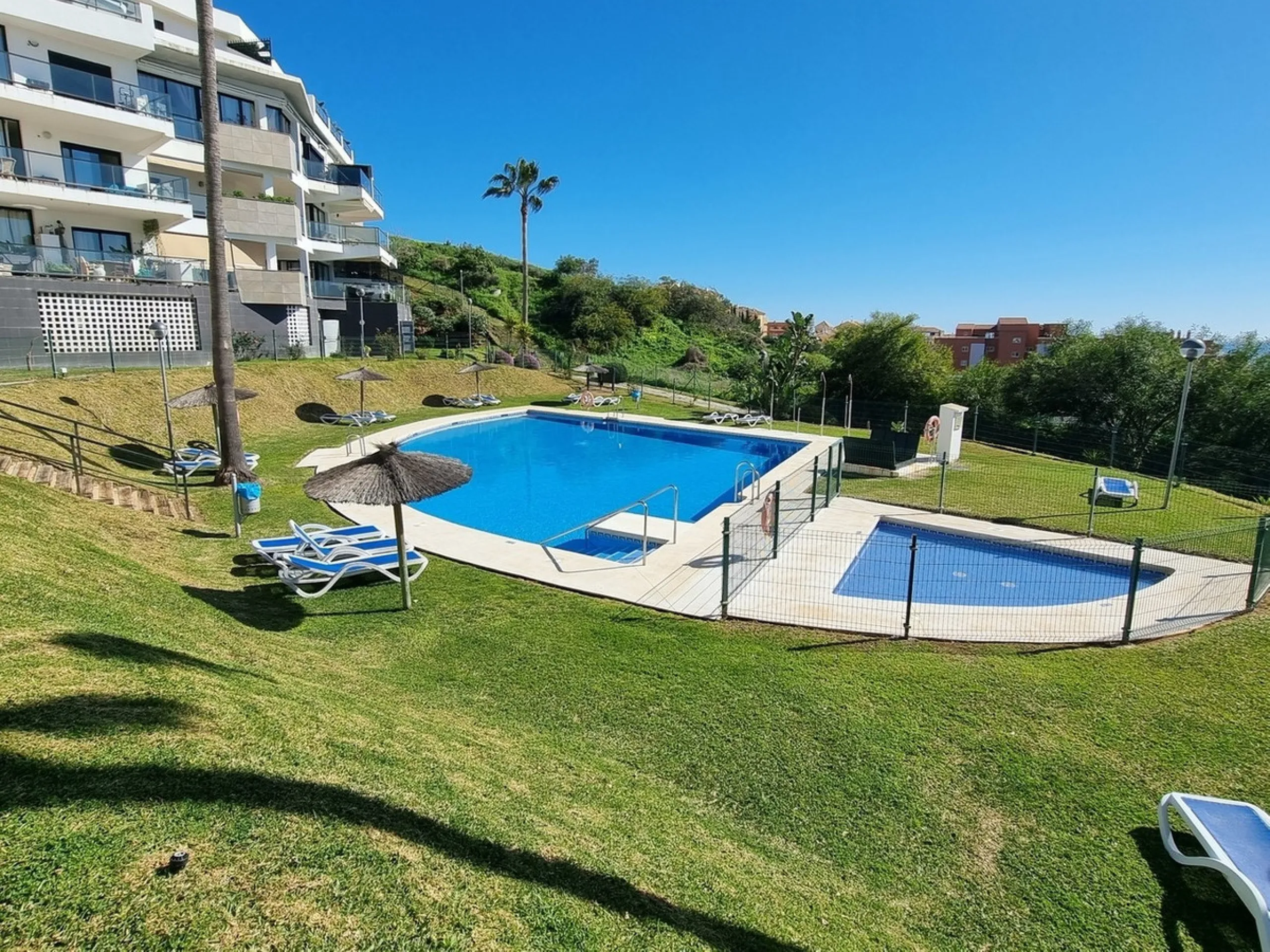 This beautifully updated second‑floor apartment in the desirable urbanisation of Hollywood Hills, Riviera del Sol, combines modern comfort with an inviting coastal atmosphere. Fully renovated in 2022, the property offers three bedrooms and two bathrooms, 