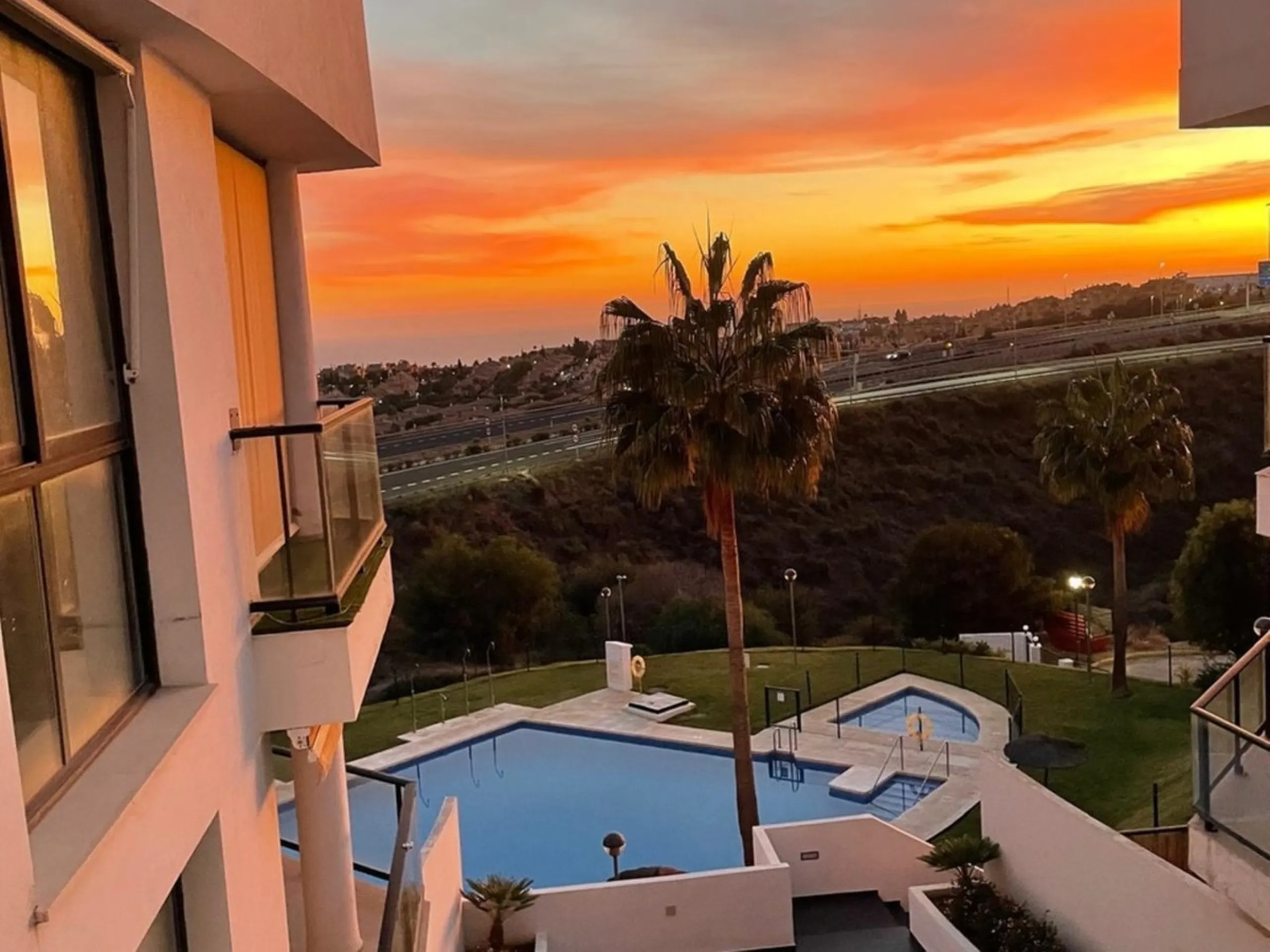 This beautifully updated second‑floor apartment in the desirable urbanisation of Hollywood Hills, Riviera del Sol, combines modern comfort with an inviting coastal atmosphere. Fully renovated in 2022, the property offers three bedrooms and two bathrooms, 