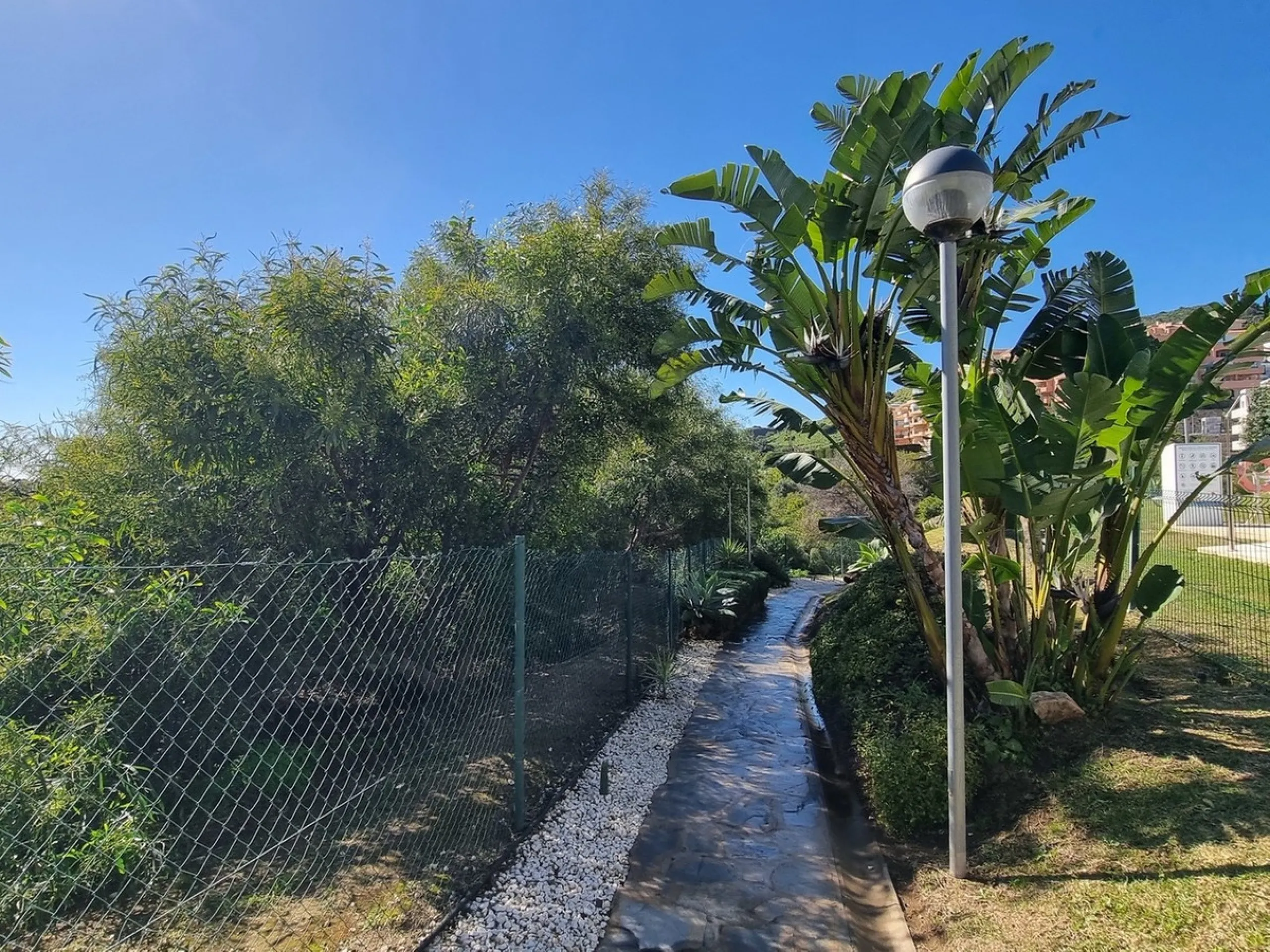 This beautifully updated second‑floor apartment in the desirable urbanisation of Hollywood Hills, Riviera del Sol, combines modern comfort with an inviting coastal atmosphere. Fully renovated in 2022, the property offers three bedrooms and two bathrooms, 