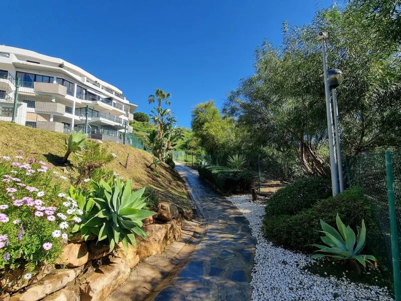 This beautifully updated second‑floor apartment in the desirable urbanisation of Hollywood Hills, Riviera del Sol, combines modern comfort with an inviting coastal atmosphere. Fully renovated in 2022, the property offers three bedrooms and two bathrooms, 