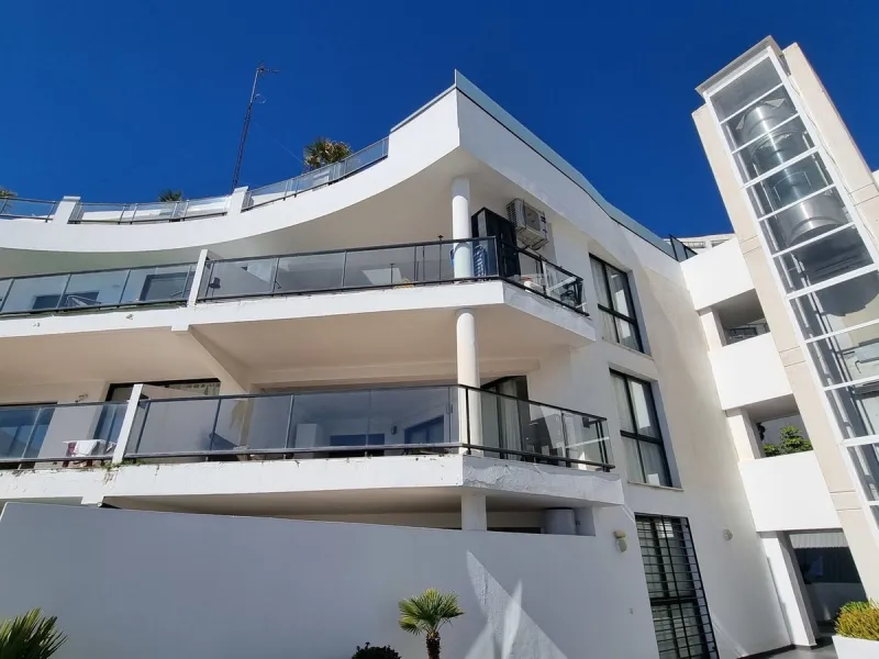 This beautifully updated second‑floor apartment in the desirable urbanisation of Hollywood Hills, Riviera del Sol, combines modern comfort with an inviting coastal atmosphere. Fully renovated in 2022, the property offers three bedrooms and two bathrooms, 
