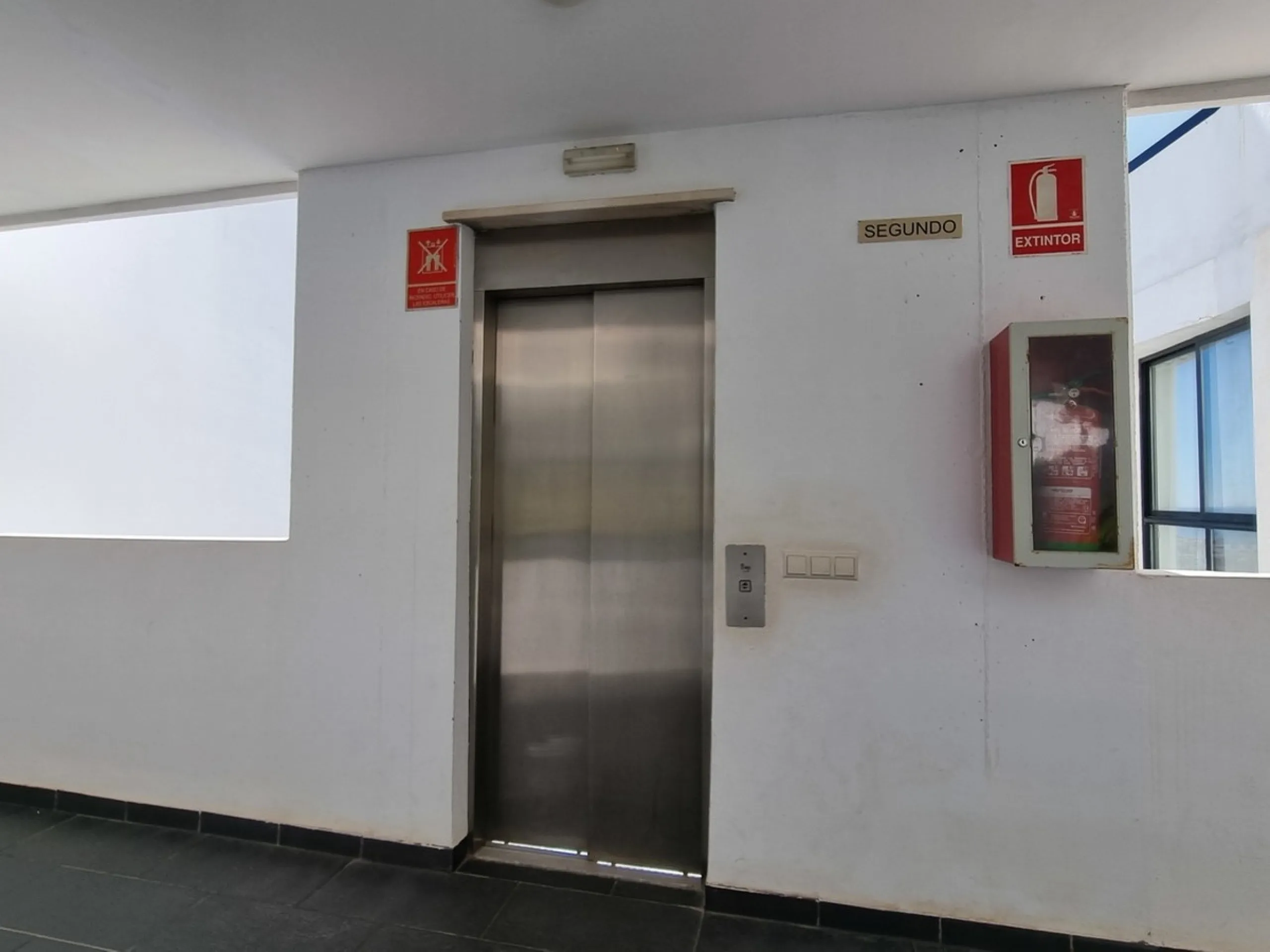 This beautifully updated second‑floor apartment in the desirable urbanisation of Hollywood Hills, Riviera del Sol, combines modern comfort with an inviting coastal atmosphere. Fully renovated in 2022, the property offers three bedrooms and two bathrooms, 