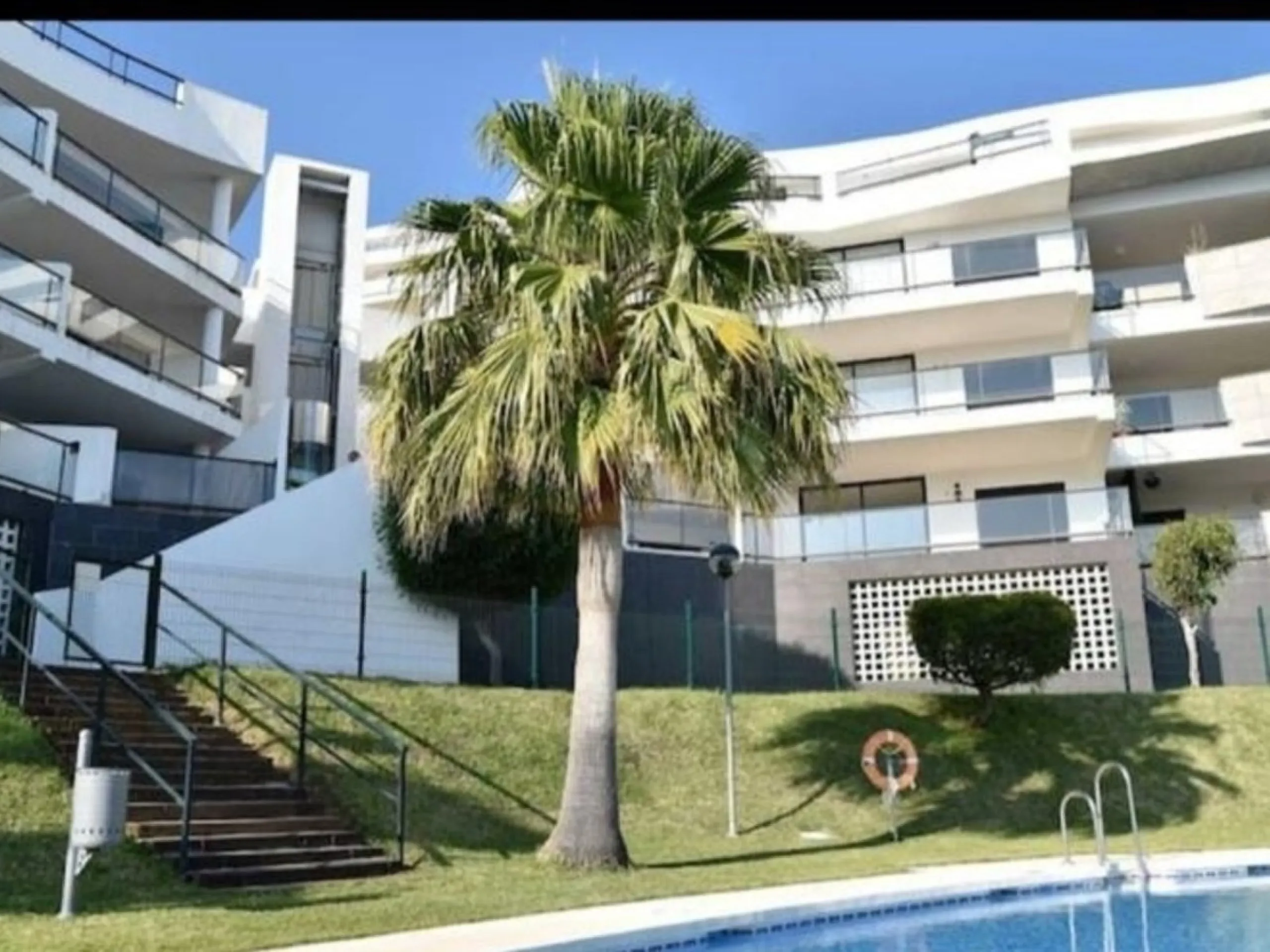 This beautifully updated second‑floor apartment in the desirable urbanisation of Hollywood Hills, Riviera del Sol, combines modern comfort with an inviting coastal atmosphere. Fully renovated in 2022, the property offers three bedrooms and two bathrooms, 