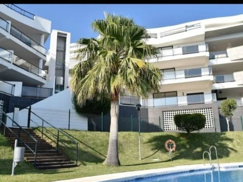 This beautifully updated second‑floor apartment in the desirable urbanisation of Hollywood Hills, Riviera del Sol, combines modern comfort with an inviting coastal atmosphere. Fully renovated in 2022, the property offers three bedrooms and two bathrooms, 