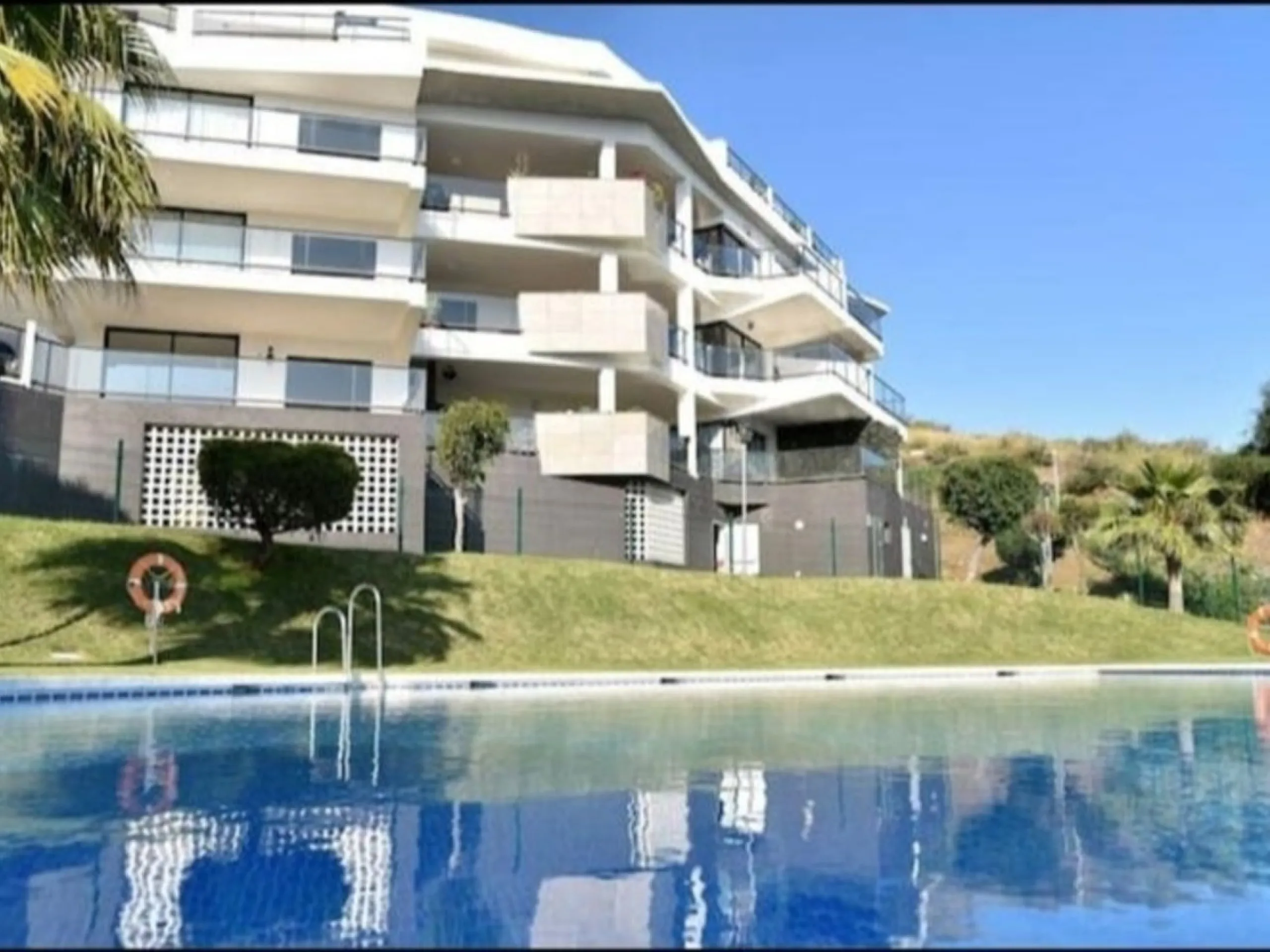 This beautifully updated second‑floor apartment in the desirable urbanisation of Hollywood Hills, Riviera del Sol, combines modern comfort with an inviting coastal atmosphere. Fully renovated in 2022, the property offers three bedrooms and two bathrooms, 