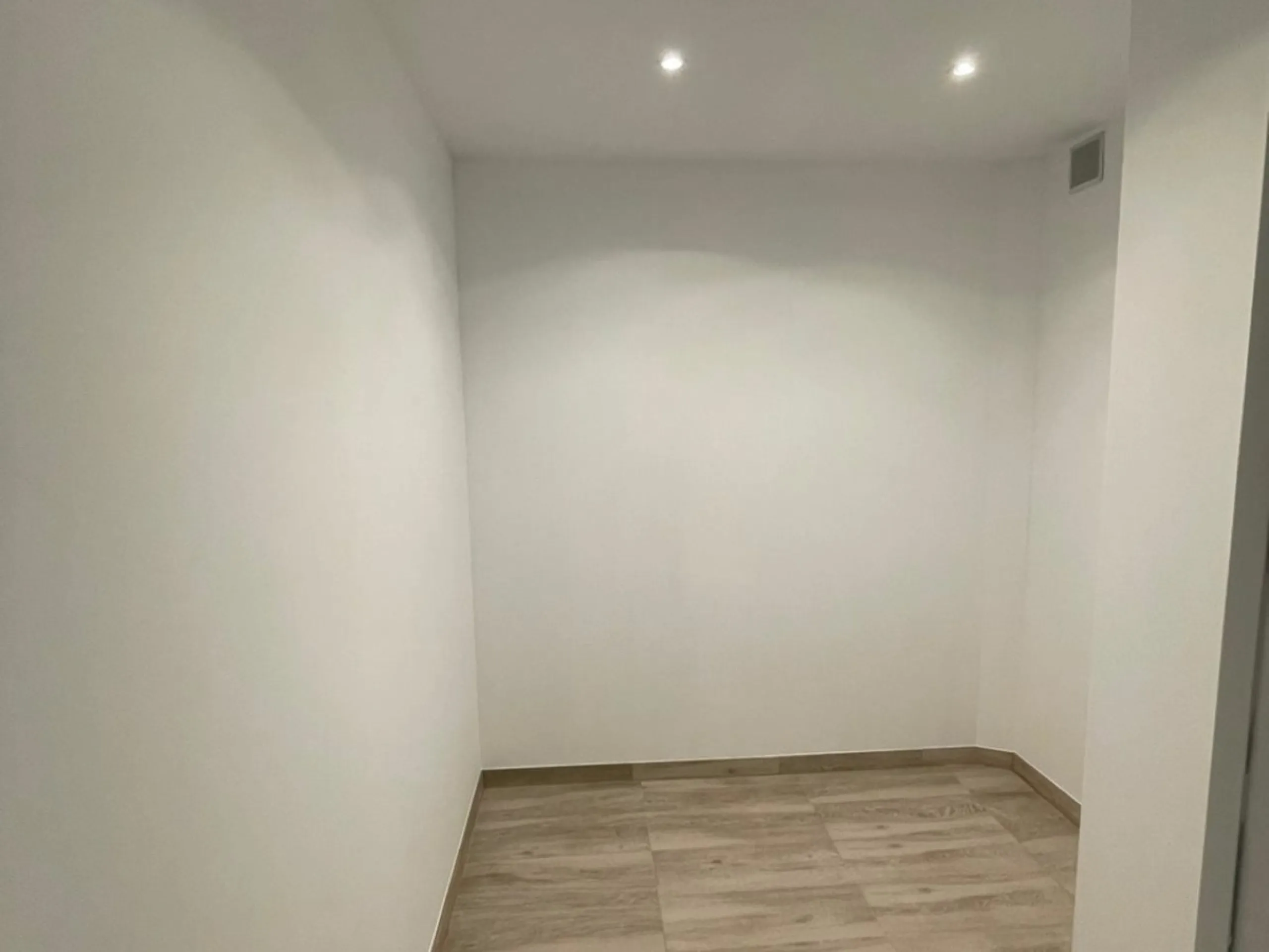 This beautifully updated second‑floor apartment in the desirable urbanisation of Hollywood Hills, Riviera del Sol, combines modern comfort with an inviting coastal atmosphere. Fully renovated in 2022, the property offers three bedrooms and two bathrooms, 