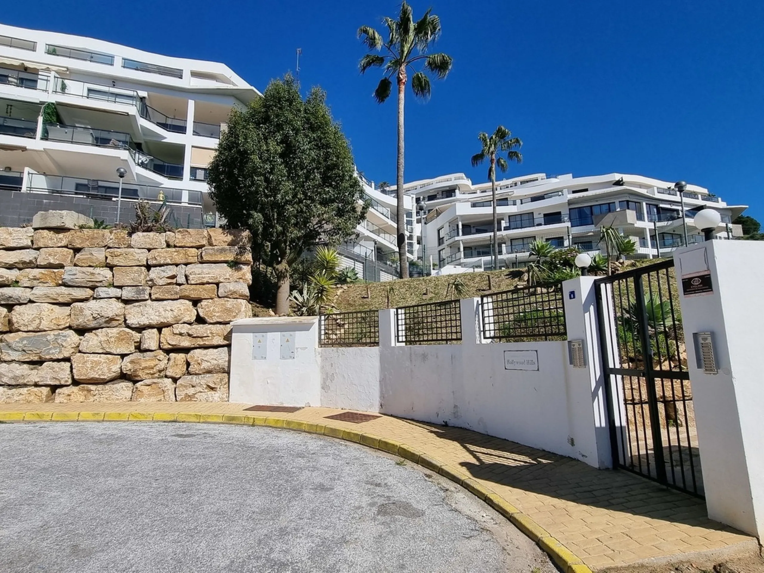This beautifully updated second‑floor apartment in the desirable urbanisation of Hollywood Hills, Riviera del Sol, combines modern comfort with an inviting coastal atmosphere. Fully renovated in 2022, the property offers three bedrooms and two bathrooms, 