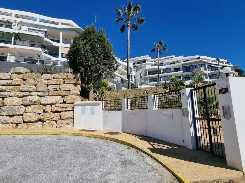This beautifully updated second‑floor apartment in the desirable urbanisation of Hollywood Hills, Riviera del Sol, combines modern comfort with an inviting coastal atmosphere. Fully renovated in 2022, the property offers three bedrooms and two bathrooms, 