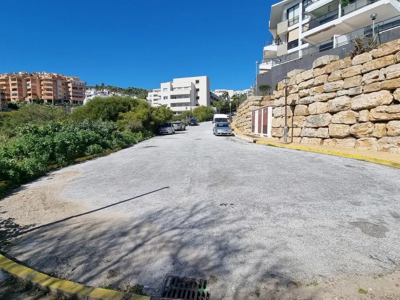 This beautifully updated second‑floor apartment in the desirable urbanisation of Hollywood Hills, Riviera del Sol, combines modern comfort with an inviting coastal atmosphere. Fully renovated in 2022, the property offers three bedrooms and two bathrooms, 