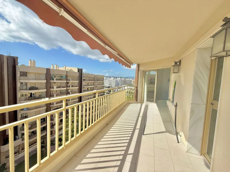 Stunning apartment located in the prestigious Edificio Doña Sofía, right on the front line of the Paseo Marítimo de Fuengirola, one of the most sought-after areas on the Costa del Sol.