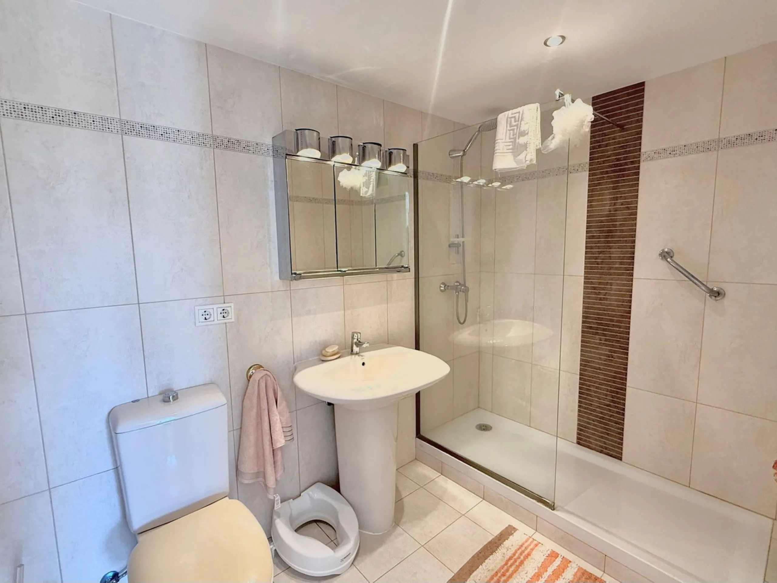 Apartment - Top Floor Apartment в продаже в Fuengirola, Málaga. В доме 2 спален и 2 ванных комнат. Площадь дома 83 м²