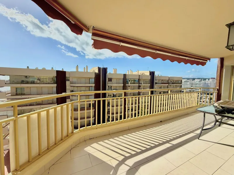 Apartment - Top Floor Apartment в продаже в Fuengirola, Málaga. В доме 2 спален и 2 ванных комнат. Площадь дома 83 м²