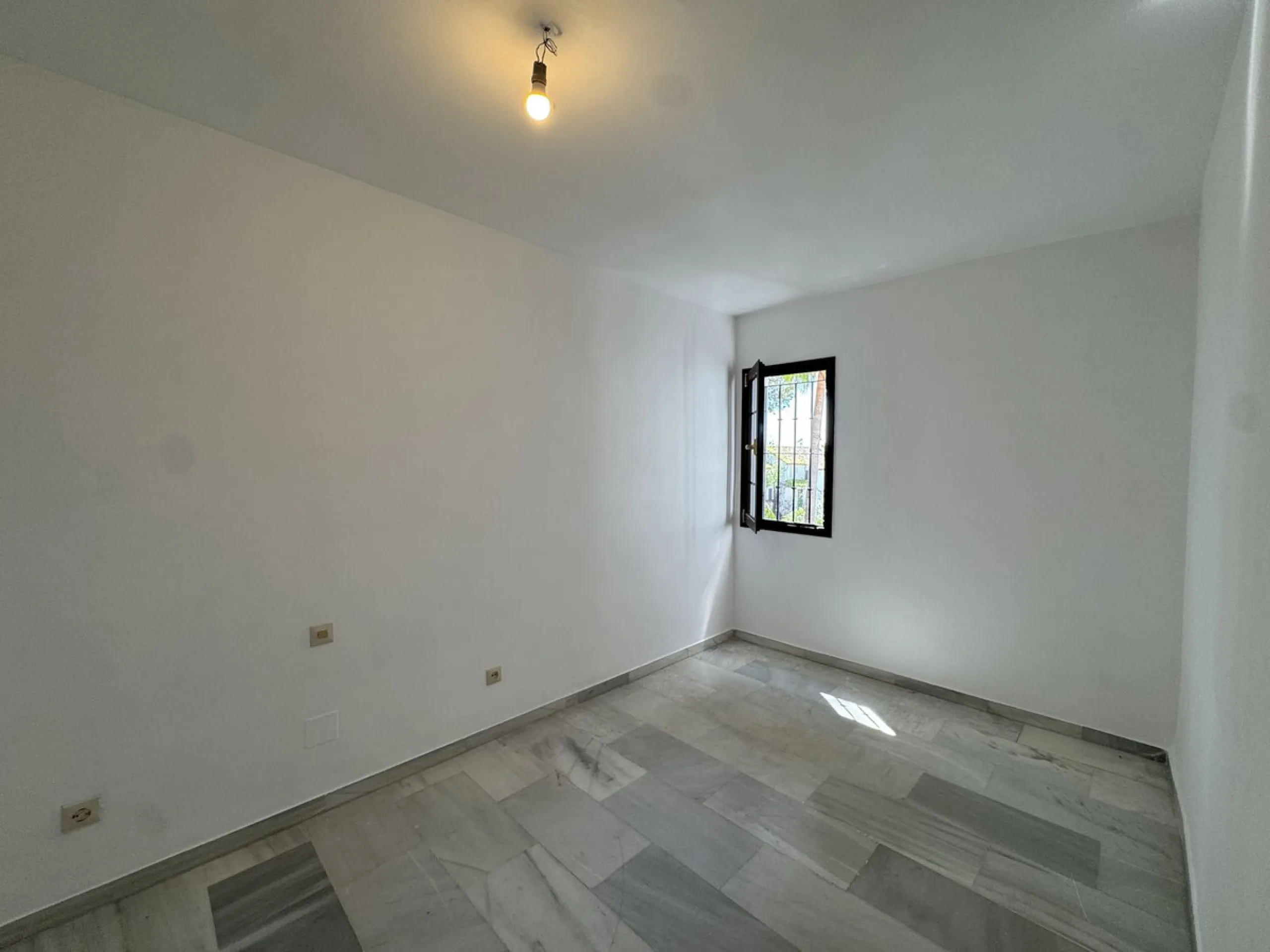 Exclusive townhouse in Marbella with sea views and prime location