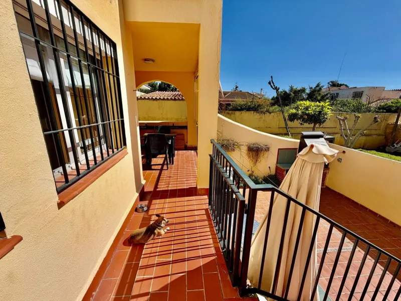 Helle Zwei-Zimmer-Wohnung mit Terrasse, Garage und ausgezeichneter Lage nahe am Meer