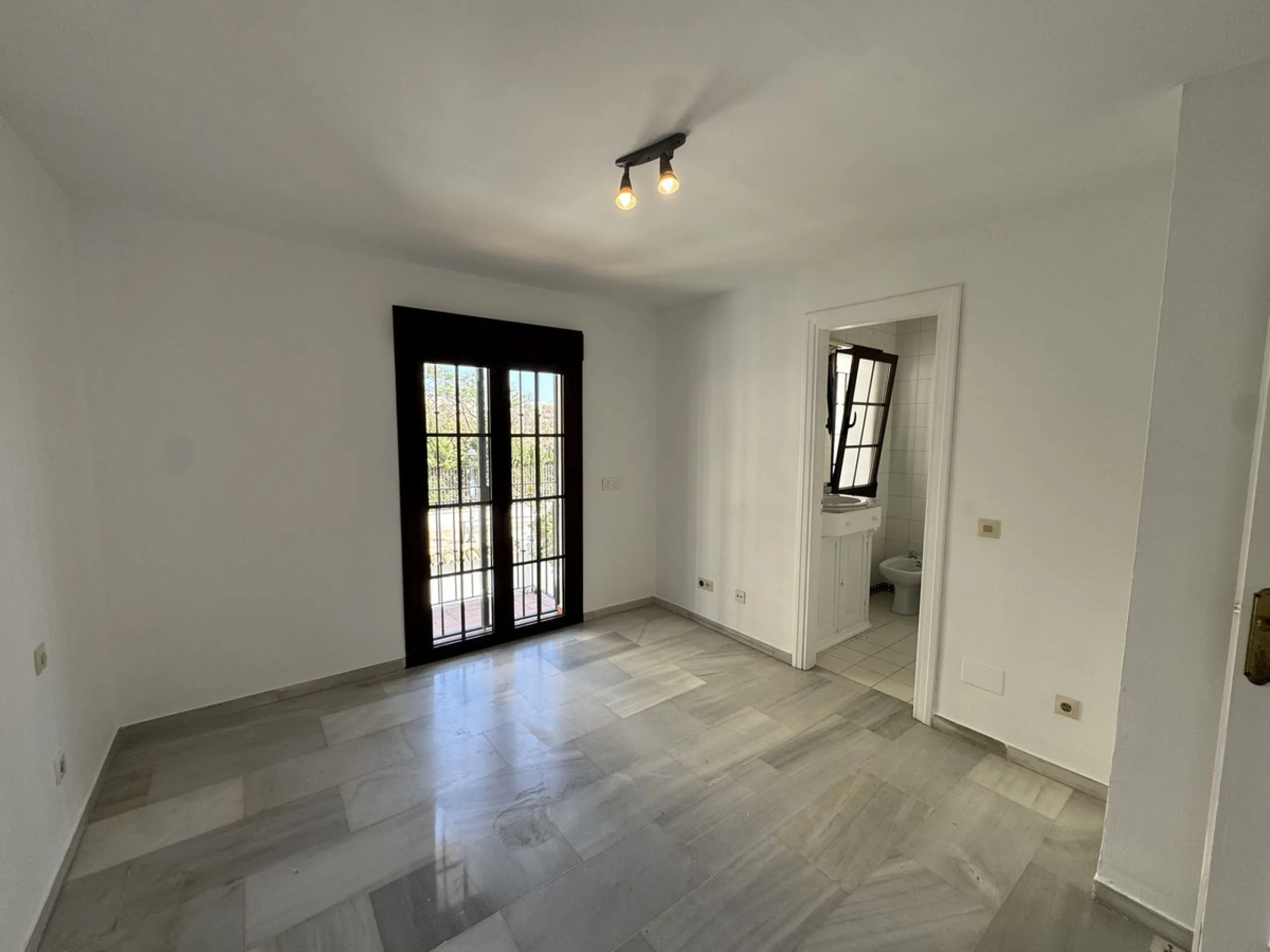 Exclusive townhouse in Marbella with sea views and prime location