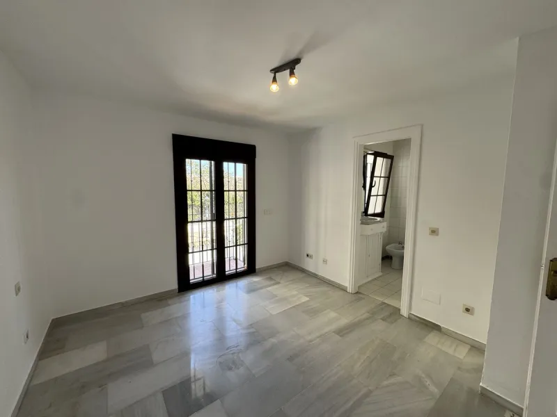Exclusive townhouse in Marbella with sea views and prime location