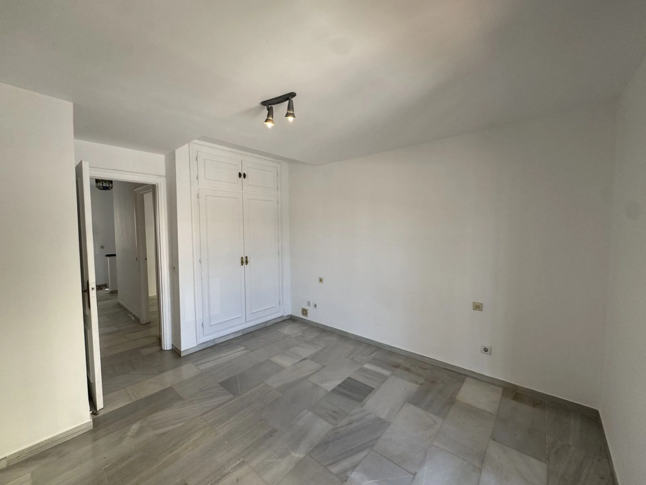 Exclusive townhouse in Marbella with sea views and prime location