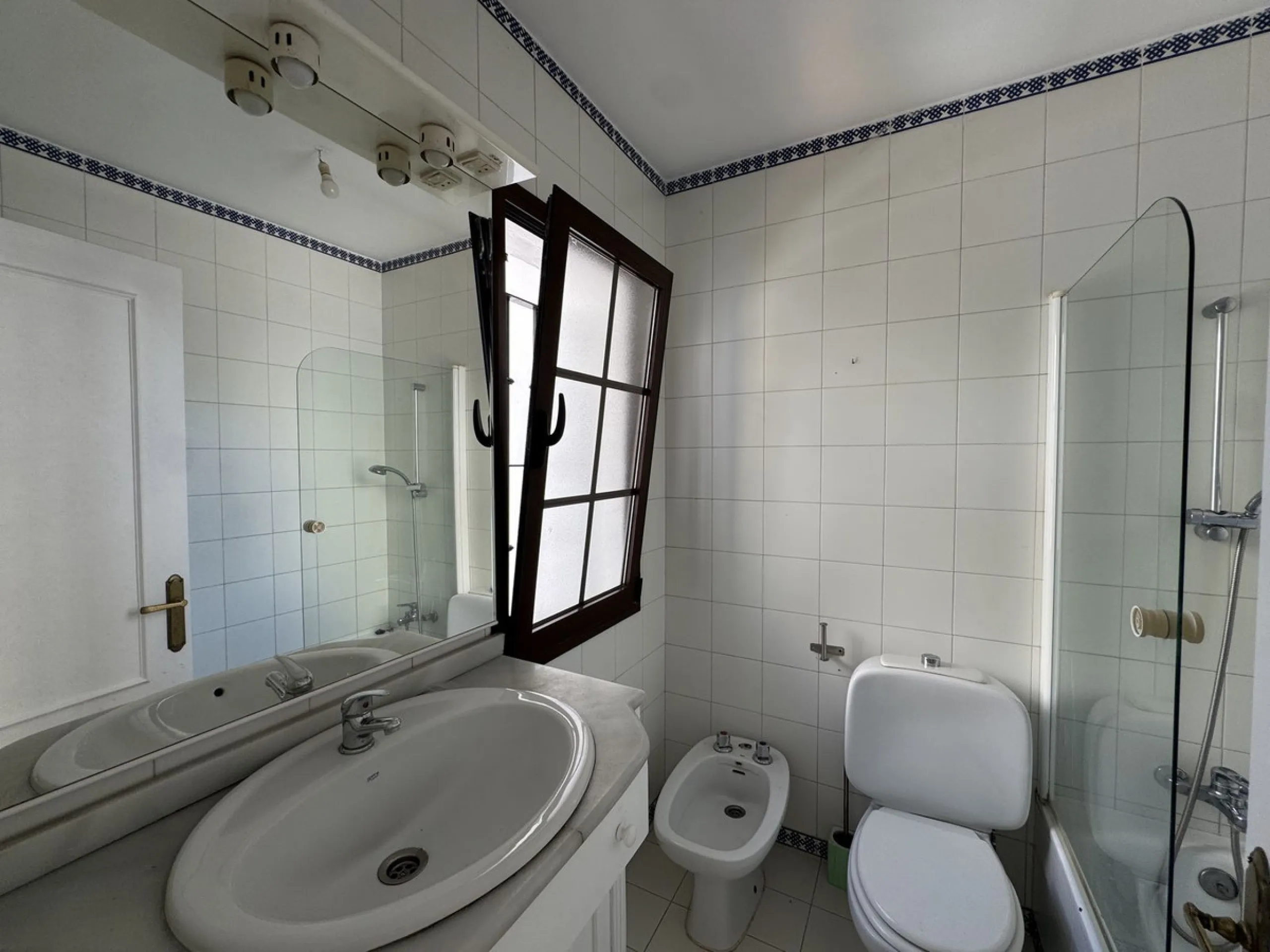 Exclusive townhouse in Marbella with sea views and prime location